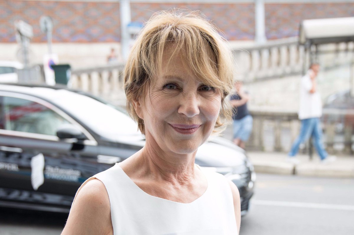 LVT_RTL's tweet image. #JohnnyHallyday : "Il se maintient très très courageusement. Les dernières nouvelles datent d'hier : elles étaient plutôt dans le bon sens", dit Nathalie Baye dans #LaissezVousTenter