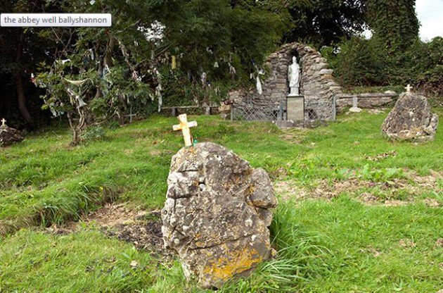 Ballyshannon’s Rag Tree. Located at the Abbey Well in  #Ballyshannon Co  #Donegal this ‘Holy Tree’ or ‘Rag Tree’ is laden with objects left behind by  #pilgrims. Photos from Michael O'Dea & Fergal McGrath Photography.  #ragtree  #holytree  #well  #holywell  #holywater  #trees  #Irishtrees