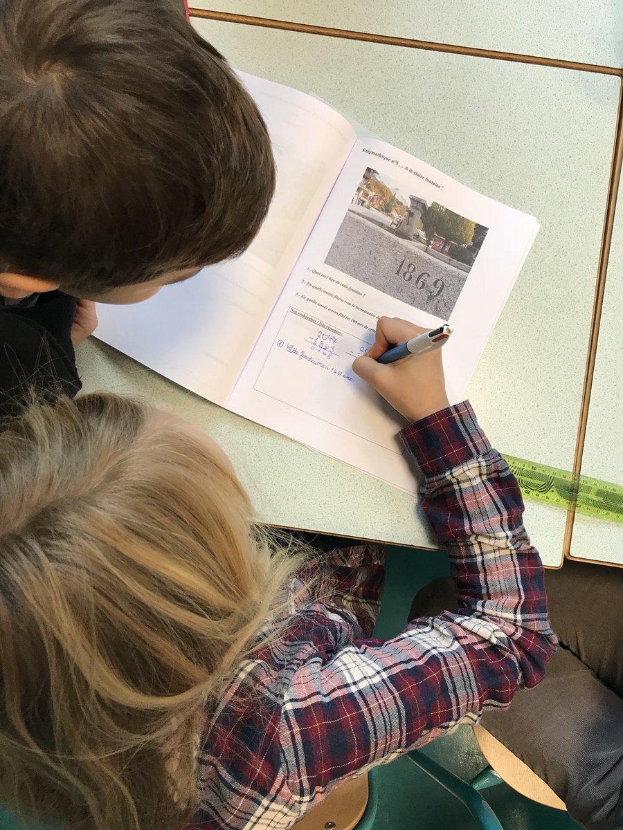 PhilRoederer's tweet image. Travail de groupe dans une classe de cycle 3 autour de situations du dispositif @mathsenvie | #coopérer #chercher #raisonner #calculer #communiquer ▶️ des compétences essentielles en #mathématiques