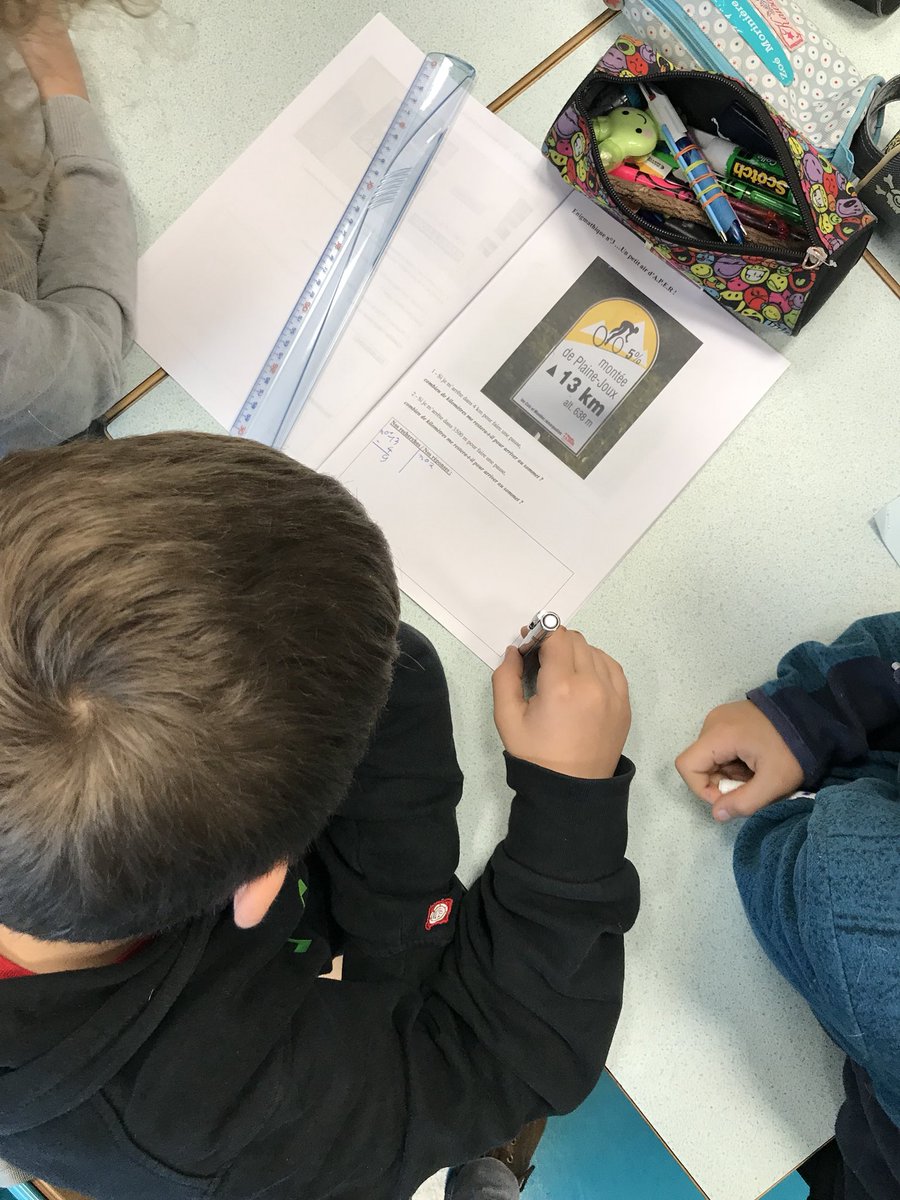 PhilRoederer's tweet image. Travail de groupe dans une classe de cycle 3 autour de situations du dispositif @mathsenvie | #coopérer #chercher #raisonner #calculer #communiquer ▶️ des compétences essentielles en #mathématiques