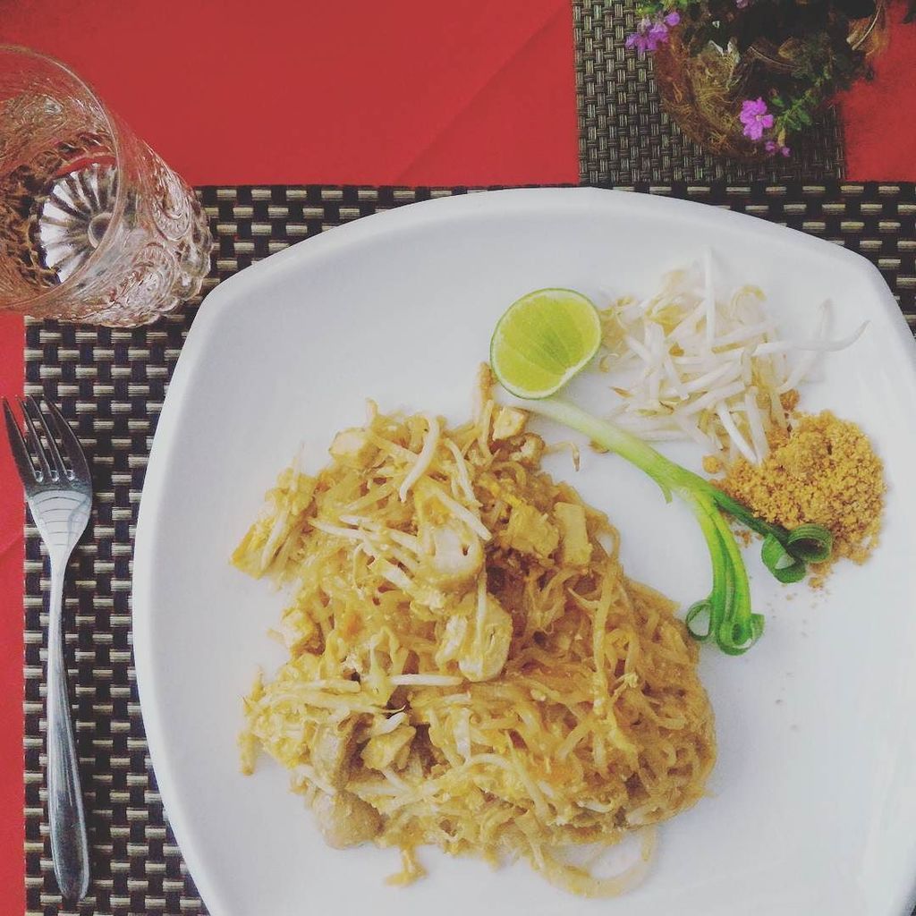 lavitrineverte's tweet photo. Nouilles de riz, champignons, tofu, soja germée et entre autres épices, des cacahuètes moulus.. un #padthai délicieux. #thailande #cuisinethai #vegetariantravel https://t.co/jw8SiCsepf https://t.co/7Mfy4dP0io