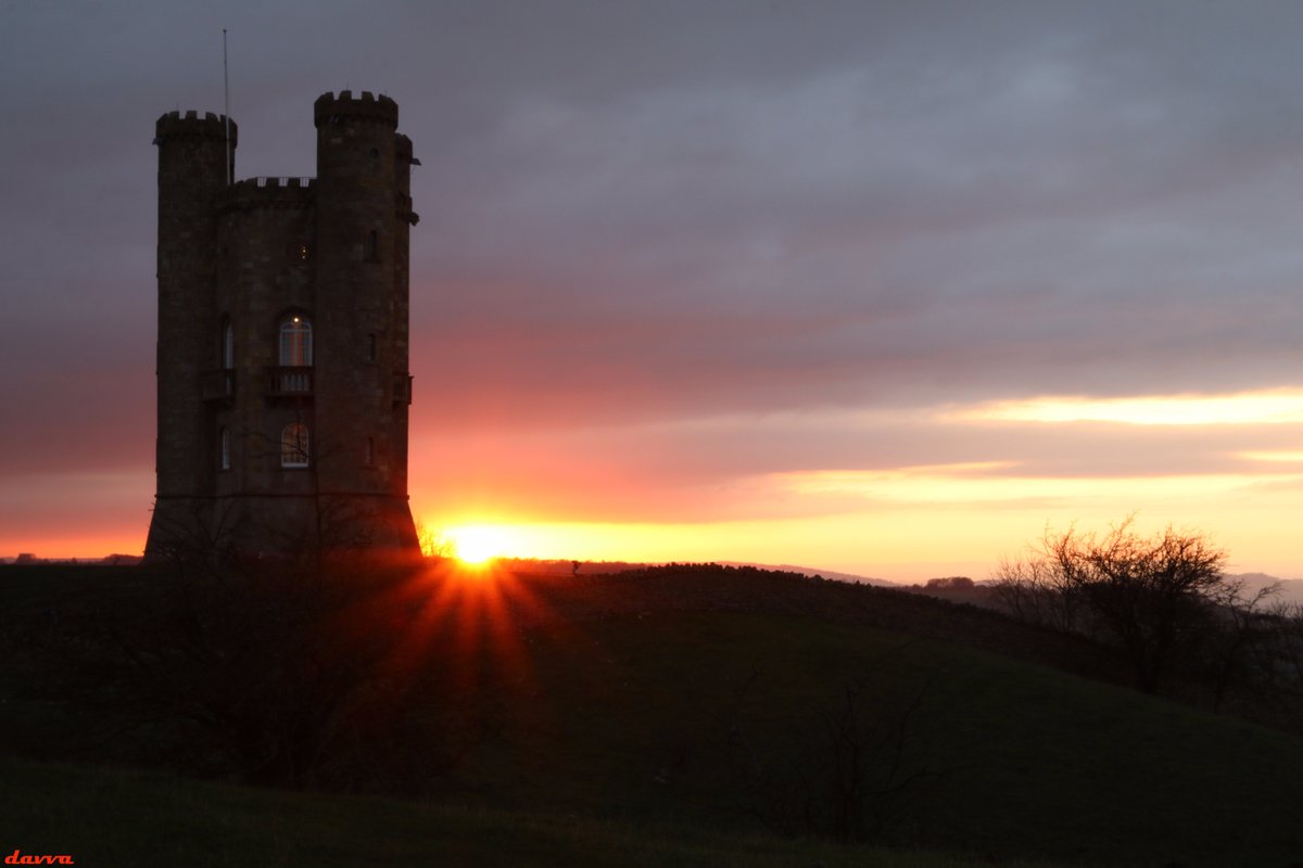 davva_73's tweet photo. Sunset at Broadway Tower #WexMondays #nationaltrust #Cotswolds #canon #canonphotography #canonuk #sunset #apm2017  #amateurphotography #broadwaytower https://t.co/Y1MxXc0ClX