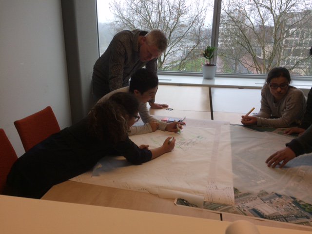 Met collega's weer een leuke leerzame middag verzorgt bij <a href="/LeukOmteLeren/">LeukOmteLeren</a> in Arnhem over wat #stedenbouwkundigen en #landschapsarchitecten bij <a href="/SAB_adviseurs/">SAB</a> doen. Er is hard gewerkt aan een fictief ontwerp voor het @cobercoterrein