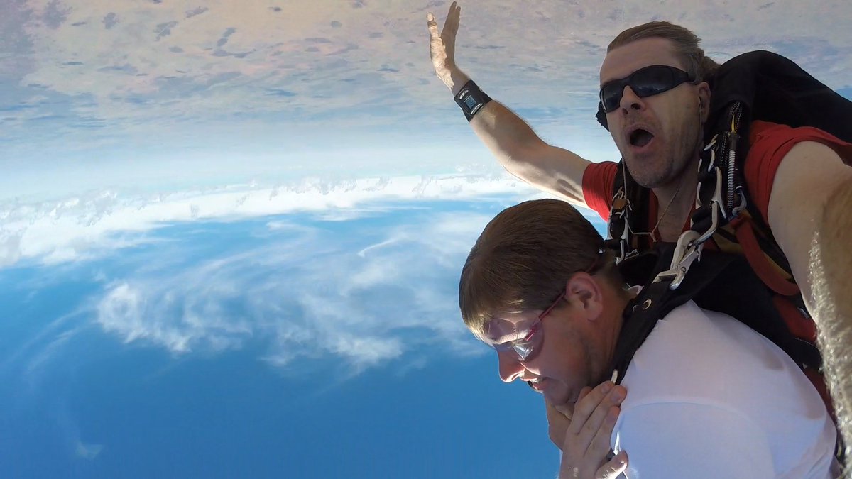This isn't special effect from a green screen, this is skydiving in the Red Centre! Amazing <3 <a href="/SkydiveUluru/">Skydive Uluru</a> #redcentreNT #NTaustralia