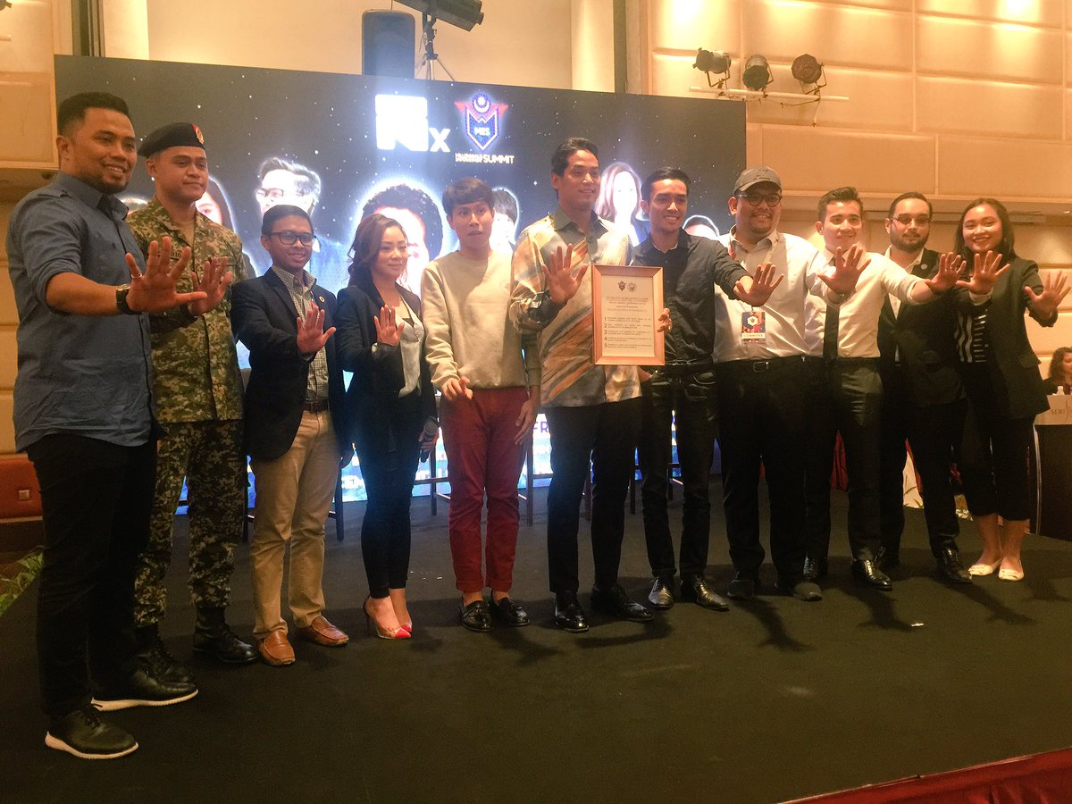 BroJinggo's tweet photo. Menteri Belia &amp; Sukan YB @khairykj menerima deklarasi &amp; cenderahati di Millennials Empowerment Summit anjuran @mybpln. https://t.co/Z1C6lLdD4V