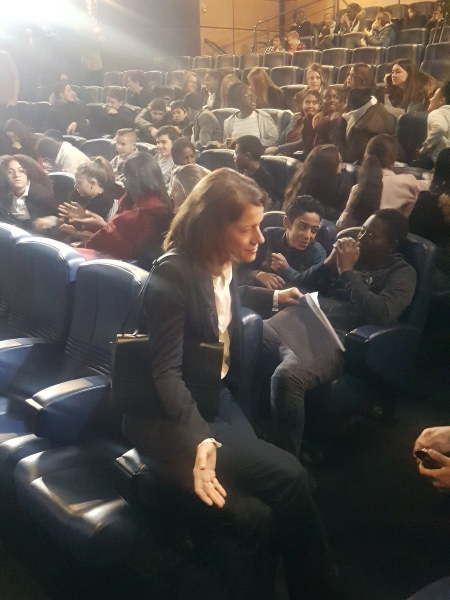 lumnifr's tweet photo. A l’heure de l’info partout et tout le temps, les jeunes sont de plus en plus méfiants. #FakeNews  : comment faire le tri ? La réponse dans quelques instants, en live, depuis le débat « Les jeunes et l’info » animé par Carole Gaessler. #SemaineEducFTV #ÉducMédiasInfo https://t.co/PMKz3rf4Oe