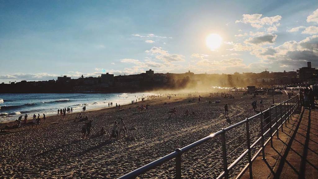 jondarren's tweet photo. HAZE. #Photography #Bondi #BondiBeach #BeachLife #Sunday #Surf #Ocean #Water #Sand #Sun #Sunset #Shadow #ChasingHarshLight #Relax #StreetView #iPhoneX https://t.co/juITEFAXAy https://t.co/JMI8eGR4HP