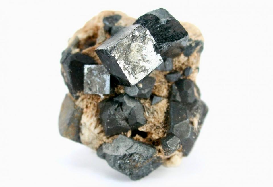 Forbes's tweet photo. Rare mineral discovered in Russia in the 1830's may hold the key to make the internet 1,000-times faster https://t.co/MG9gQvGxhz https://t.co/BEFXNiP8SF