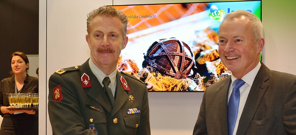 KPNzakelijk's tweet photo. De Koninklijke @Landmacht en KPN gaan verder samenwerken aan de #MilSenz, een innovatieve sensor waarmee onze militairen kunnen zien wat er op het gevechtsveld buiten hun blikveld gebeurt  https://t.co/tg4y4Dpy0u #IoT https://t.co/lhBFs7Ar4u