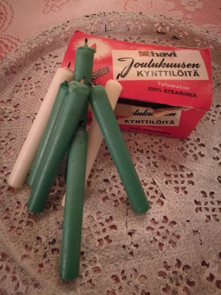 MehtoArmi's tweet photo. Kai nämäkin kelpaa #antijoulukalenteri´in? Varastossa pantatut vanhat oikeat kuusenkynttilät hyödynnettiin synttärikakussa:) https://t.co/c2f0RZ1PCU