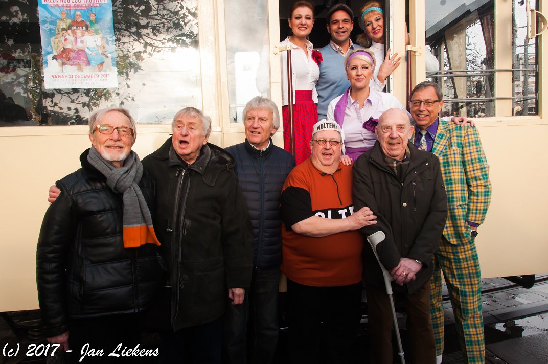 Met De Strangers op de Boerentram door 't stad : goo.gl/GSJDn6 <a href="/frankaernout/">frank aernout</a> <a href="/judastheater/">Sam Verhoeven</a> #DeStrangers #LucCaals #MarcFransen #AnVanderstighelen <a href="/DaisyThys/">daisy thys</a> #AnnDeWinne <a href="/MediaWatchersBE/">Mediawatchers.be</a>