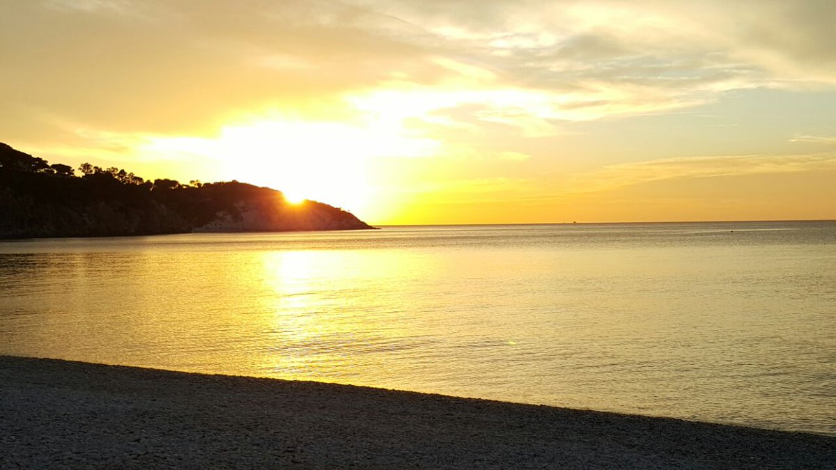 VillaTeresaElba's tweet photo. Aiutateci voi a trovare un sinonimo per così tanta bellezza...  #isoladelba #noiSinonimi @in_elba @isoladelbaapp @BellezzeToscana https://t.co/olyvKrWreE
