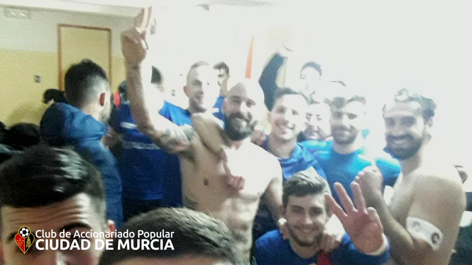CiudadDeMurcia's tweet photo. /LA IMAGEN/

Golazo de Jonás y victoria a domicilio. Da igual cuando leas esto, cuando marca nuestro 9 los tres puntos se vienen a Murcia. https://t.co/qFy7LknJDb