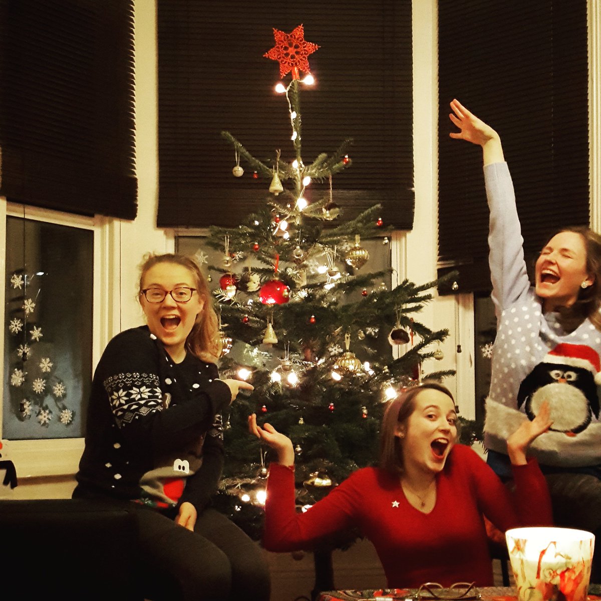 AlizeeAzilee's tweet image. Here's my #LightsOn selfie to light up Christmas for children. Share yours and donate £4 to @NSPCC to keep children safe (text LIGHTS to 70025). #PassItOn! @annafeerankin and @Sam_Kennard you're up next 🎅