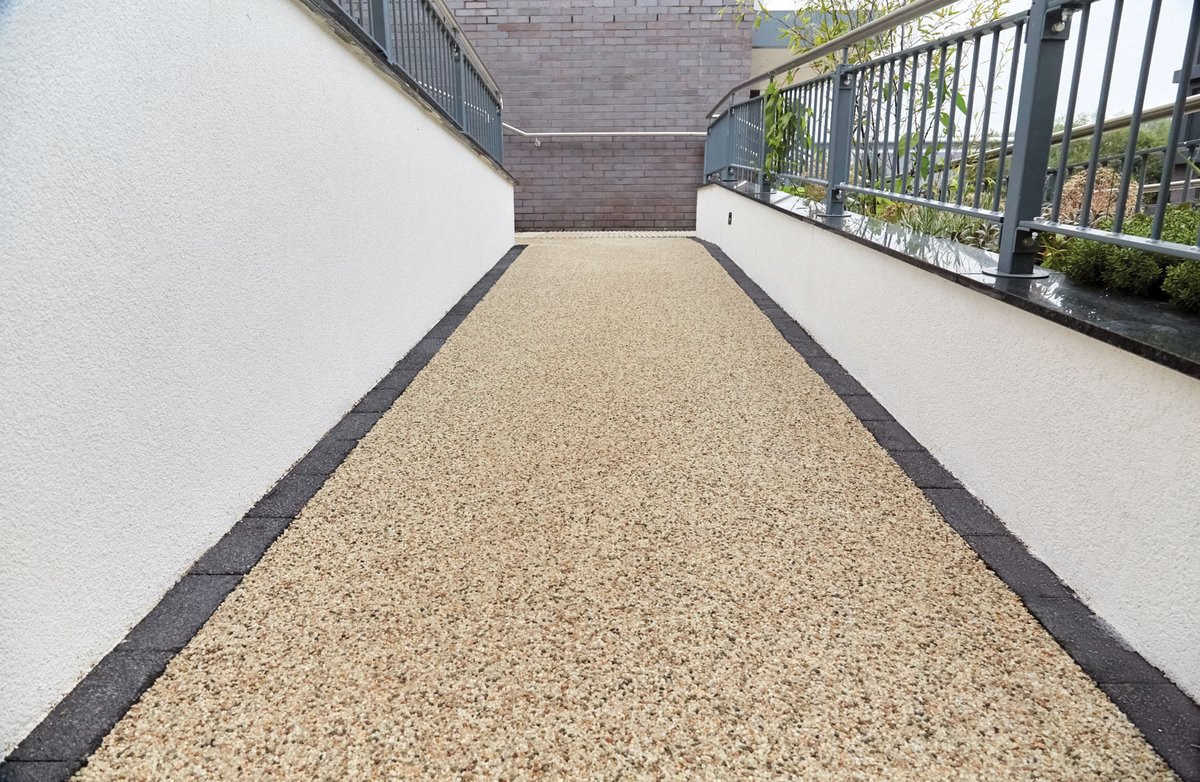 L2Architectural's tweet photo. .@SureSetUK was recently specified for Kennet Island in Reading, a cool and contemporary housing development https://t.co/dvvvTyqmLv #resinbound #accessroads #paving #SureCell https://t.co/YcWL1JC9Ri