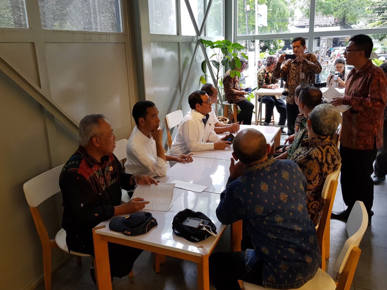 Presiden Joko Widodo saat mencicipi kopi lokal di Sejiwa Coffe Bandung