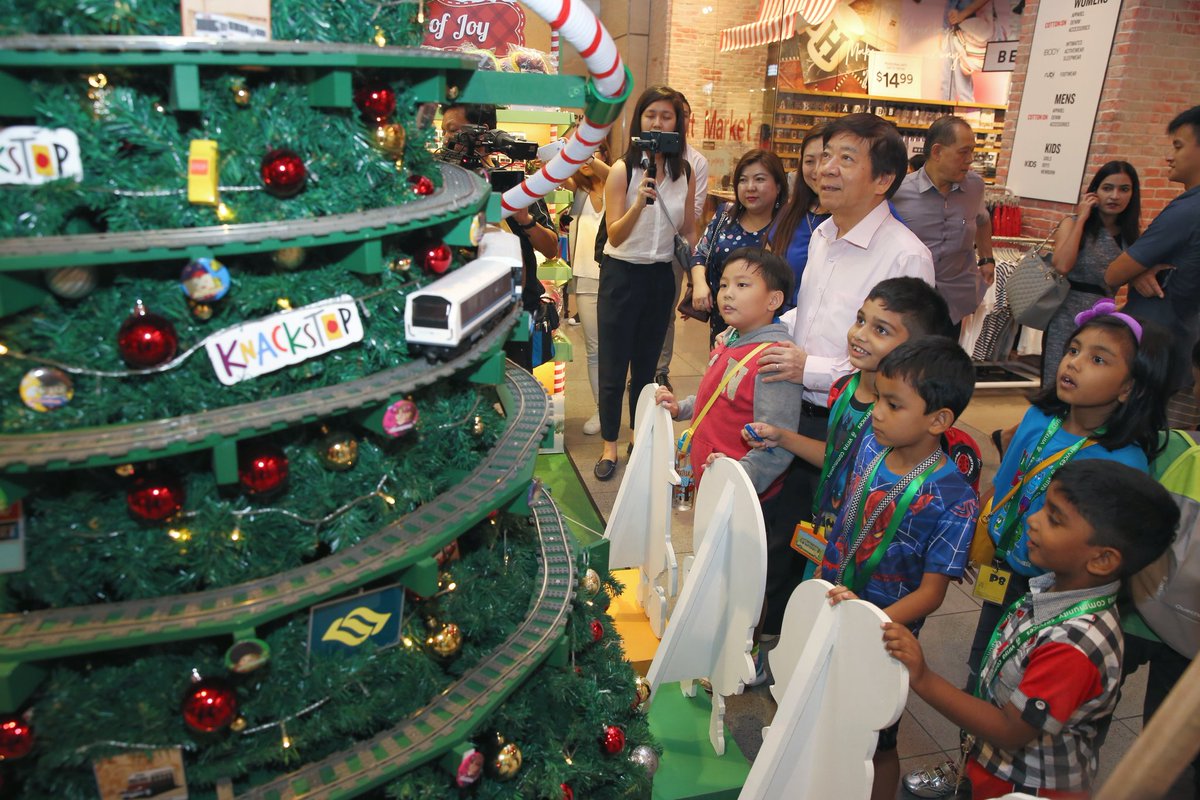 LTAsg's tweet photo. #Christmas is all about giving – so spread the festive cheer as you go about your merry Christmas journey! 😄 Here’s how: https://t.co/wOT0ZstGwI #Knackstop #TreeofJoy https://t.co/XmqwTRJwG4