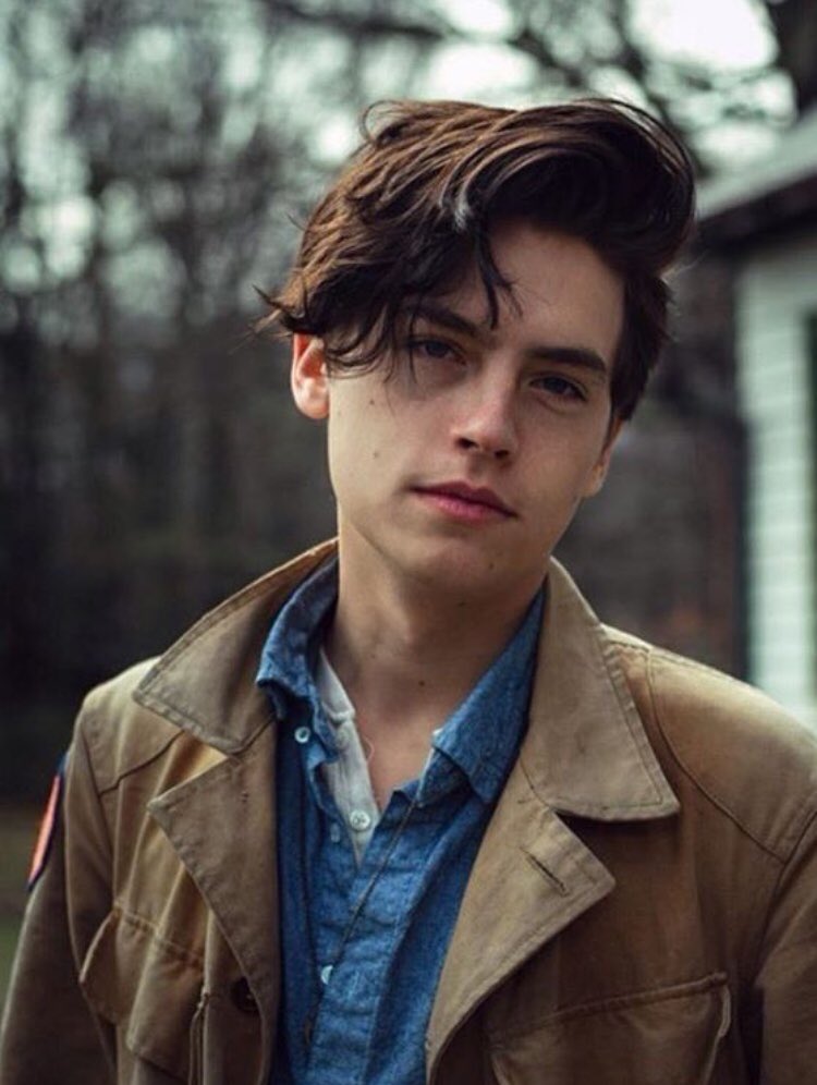 EmilieBr_'s tweet photo. Alors le mec de la vie de croisière de zaz et cody c’est le mec de riverdale, j’suis choquée du changement ! #riverdale https://t.co/v7RUvpRCCv