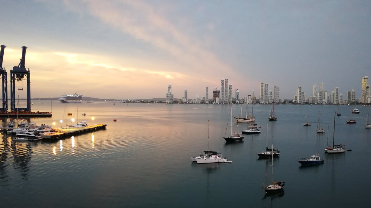 EDGARDELIUD's tweet photo. #DespertarRCNAmanecer Bahía de Manga, Cartagena... Llegando los cruceros https://t.co/D12gnTVoDg