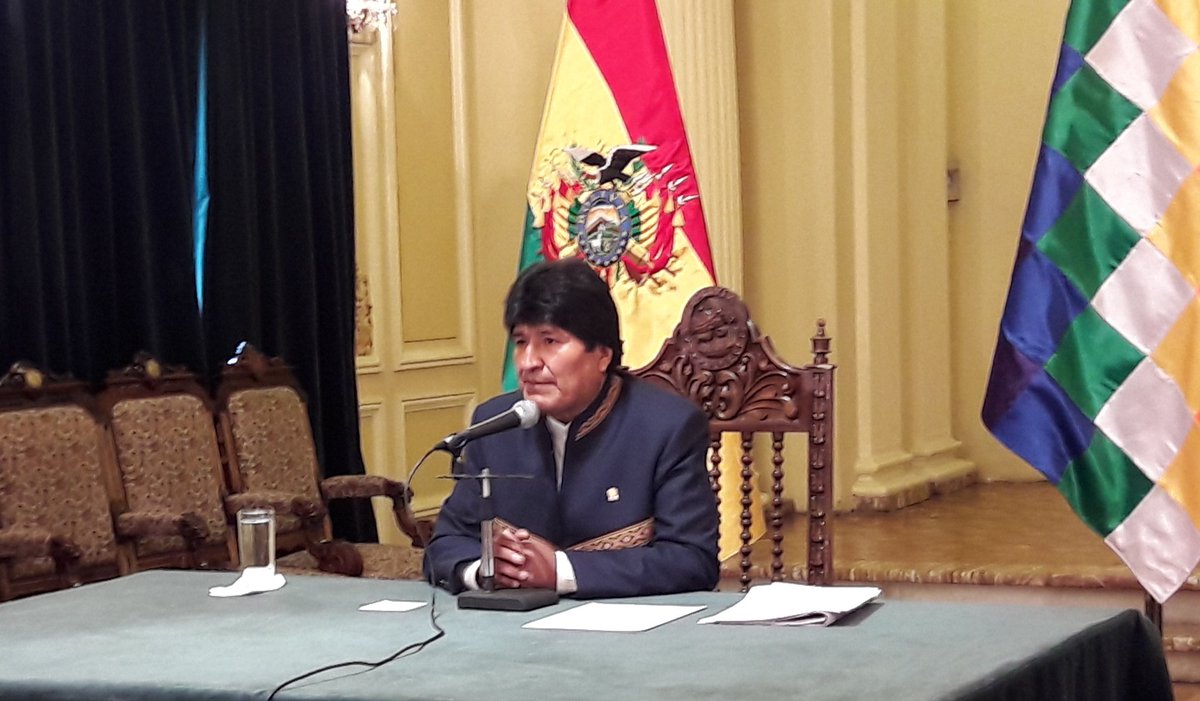 MinPresidencia's tweet photo. #Ahora
@evoespueblo : A nombre del Gobierno nacional felicitamos al pueblo boliviano por su participación (en elecciones judiciales) pese a tantas amenazas https://t.co/yjAlO2V2ir