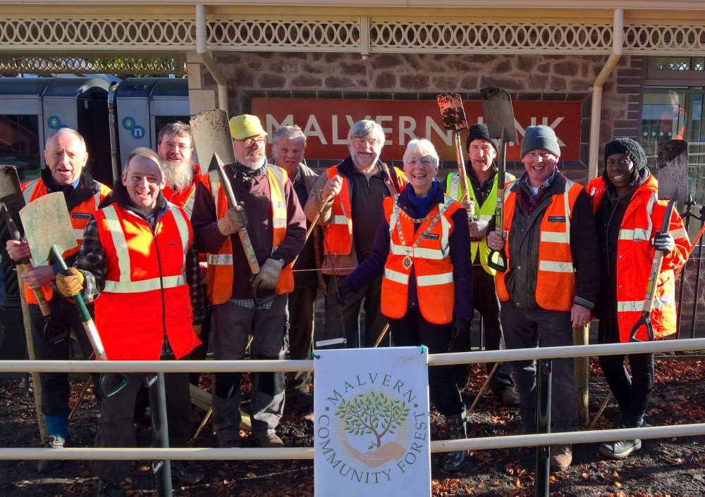 LM_Newsfeed's tweet photo. Tree planting marks end of first phase of Malvern Link adoption project. @LondonMidland https://t.co/R7yD6pZNFz https://t.co/54C4SgQPTX