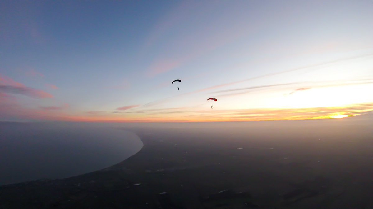 SkydiveGB's tweet image. Why do we skydive? For moments and views like this 😍. Three of our regular funjumpers finished the weekend in style with a sunset high pull, opening their parachute at 10,000 feet. 📷 by Eric Bowie