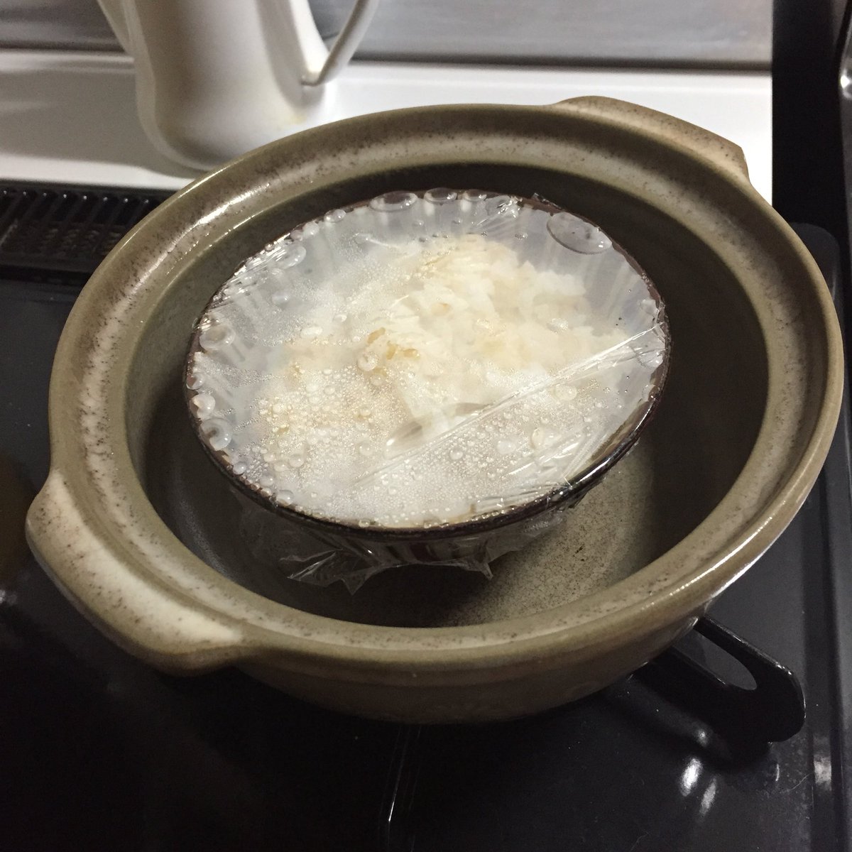 Mamii Wr 電子レンジ不要生活 ご飯温め編 鍋に少し水を張って お茶碗ごと火にかけるだけ 冷凍ご飯は 出来たら予めある程度解凍しておいて 水を少し入れてとろ火にかける 皆さんご存知かと思いますが 電子レンジより美味しく温まるので ぜひー