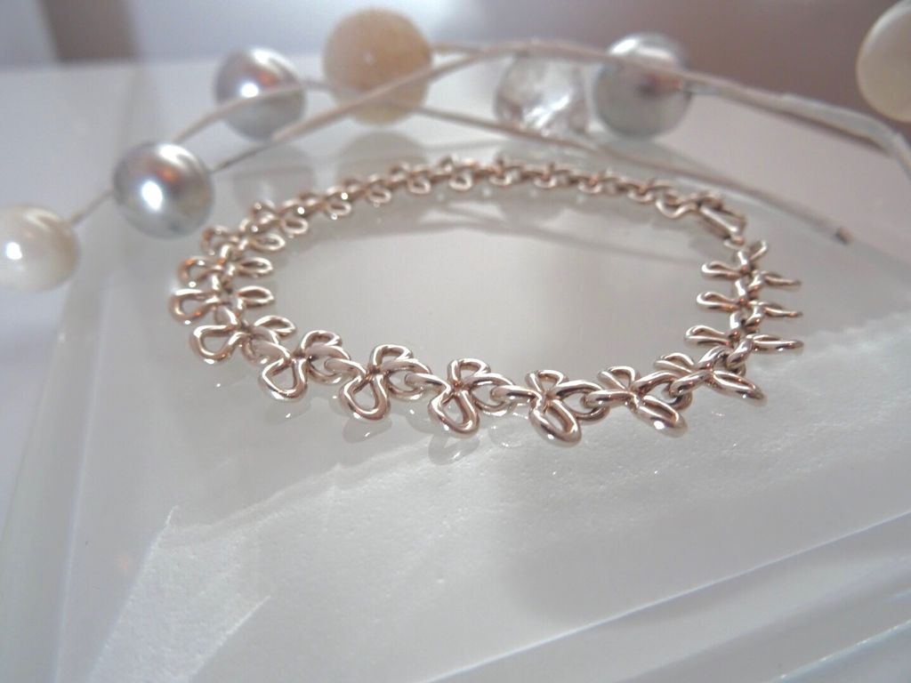 LucyQDesigns's tweet photo. What more #MondayMotivation do you need than our Mini Splash Bracelet? ✨🎄 #SplashCollection #Jewellery #MyLucyQ #TreatYourself #ChristmasisComing https://t.co/QCOS8lUmFB