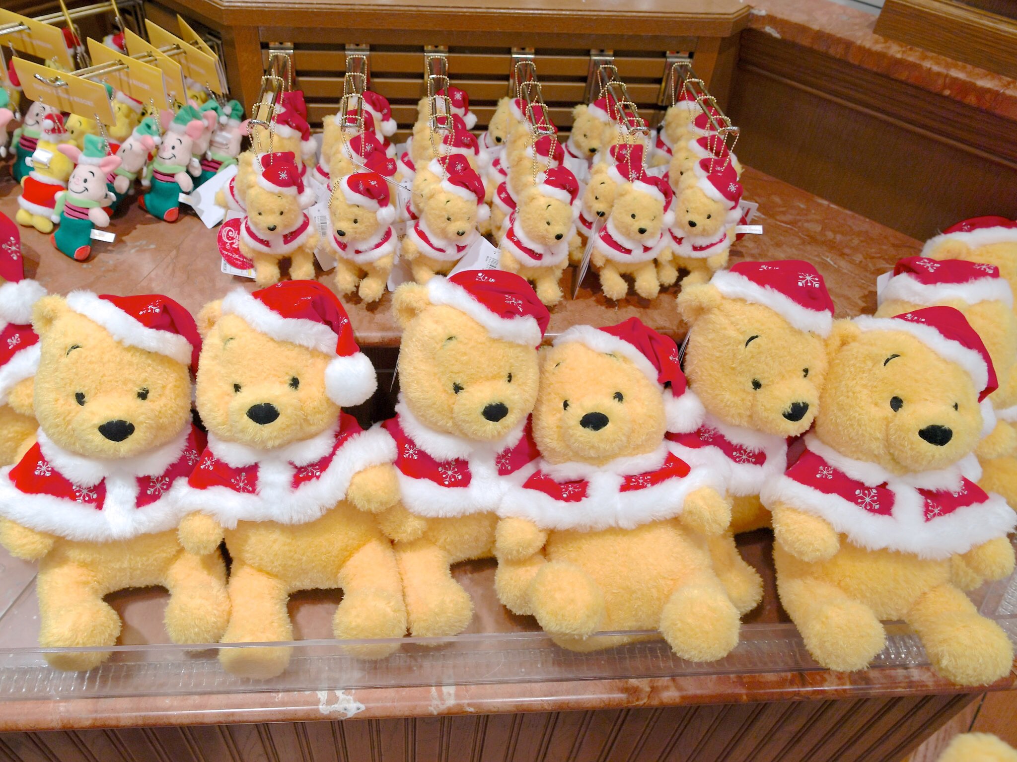 Mezzomikiのディズニーブログ サンタ帽 マント姿がかわいい 東京ディズニーリゾート ディズニー クリスマス17 くまのプーさんぬいぐるみ ぬいぐるみバッジ発売中 詳しくは T Co Nalvllgloz T Co 7rrh0tvkty Twitter