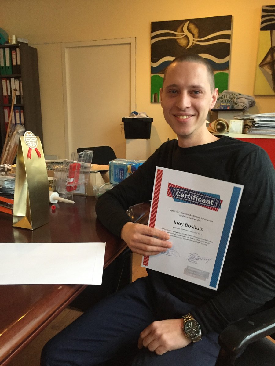 💐Indy heeft vanochtend zijn Stagestraatcertificaat behaald. Tijdens zijn stage haalde hij certificaat marifoon &amp; klein vaarbewijs én heeft hij een jaarcontract in de pocket! Komend jaar gaat hij de opleiding rondvaartschipper doen en zijn groot vaarbewijs halen! #trots #werk 🎉