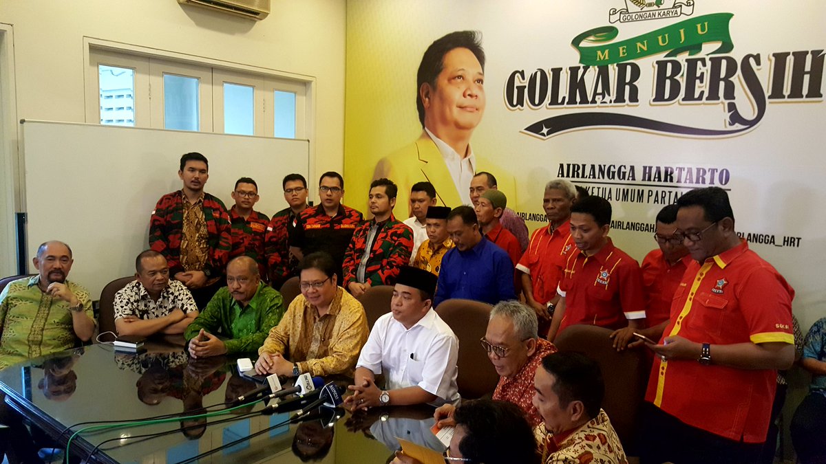 Pernyataan Dukungan SOKSI kepada Airlangga Hartarto sebagai calon Ketua Umum DPP partai Golkar. Dukungan saya sampaikan langsung kepada pak Airlangga di rumah perjuangan Golkar bersih jl. Rajasa No. 17 Kebayoran Jakarta Selatan.