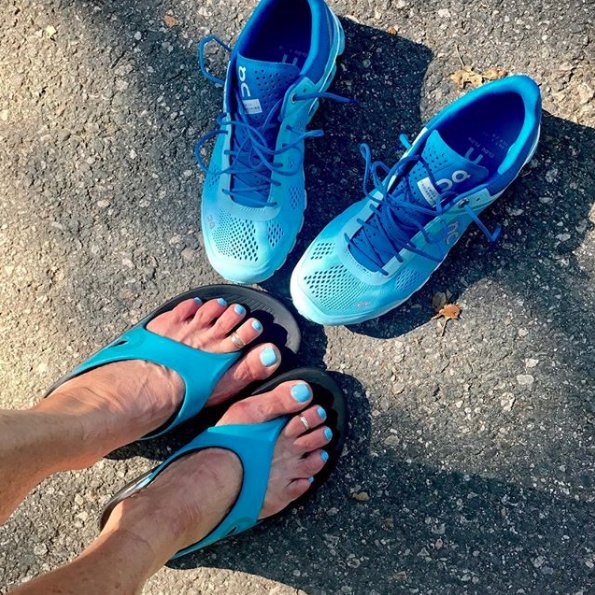 #MondayBlues brought to you by <a href="/on_running/">On</a> and <a href="/oofos/">OOFOS</a> – feel the flow, then feel the oo with these unique #giftsforrunners: ow.ly/vXuf30h03lA 
📸 : @lindajaros.lifebreath on Instagram