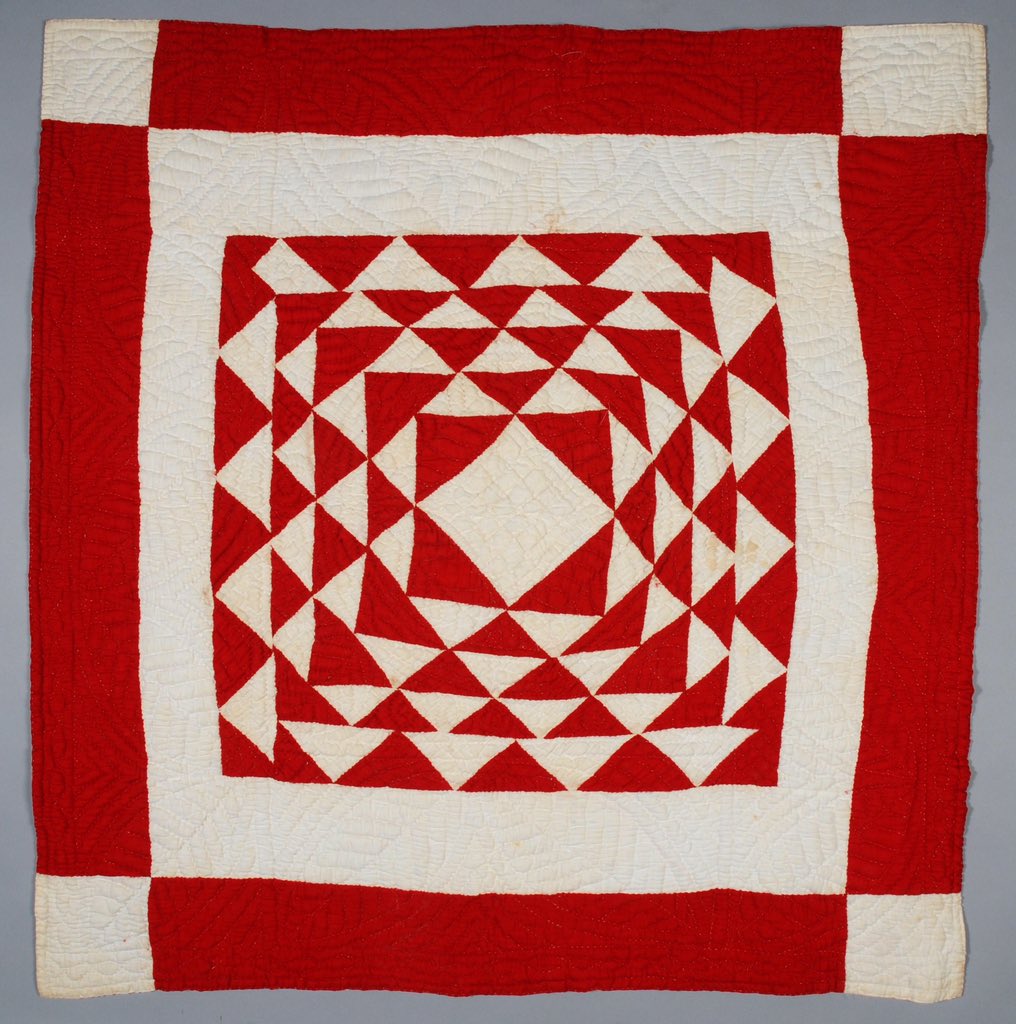 CuratorElen's tweet photo. Blaen a chefn cwrlid crud o ardal Caerfyrddin. Gwlân wedi'i gribo yw'r llenwad. Pwythwyd â llaw gan Susan James yn 1914-15 // Front and back of a patchwork cot quilt from the Carmarthen area. Hand-quilted by Susan James in 1914-15. Carded wool filling. https://t.co/Sn2goYeWX3