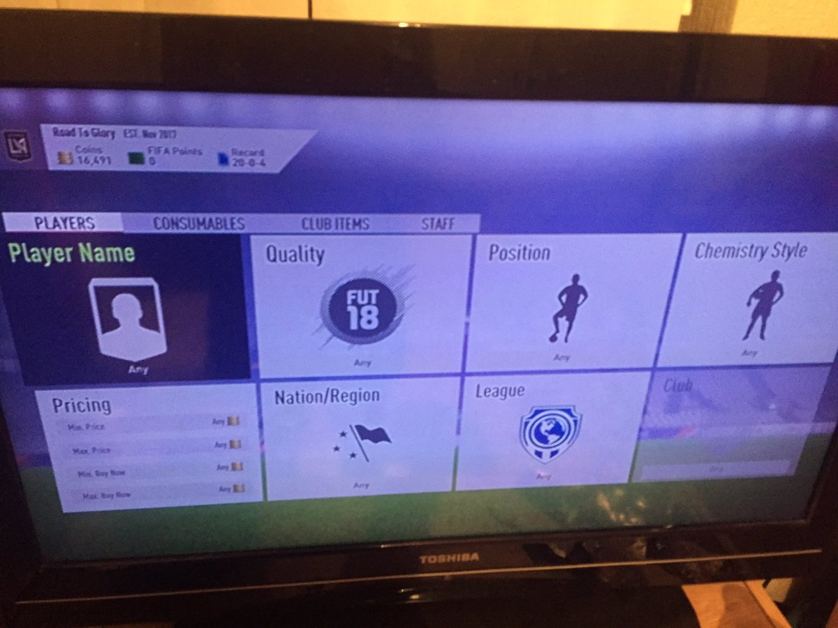 DanielM26250975's tweet photo. @MattHDGamer hiya Matt when I open the transfer market on FIFA 18 Xbox one the screen freezes and this is what I see any help would be extremely helpful it's also very dim https://t.co/G2PMAwkEGv