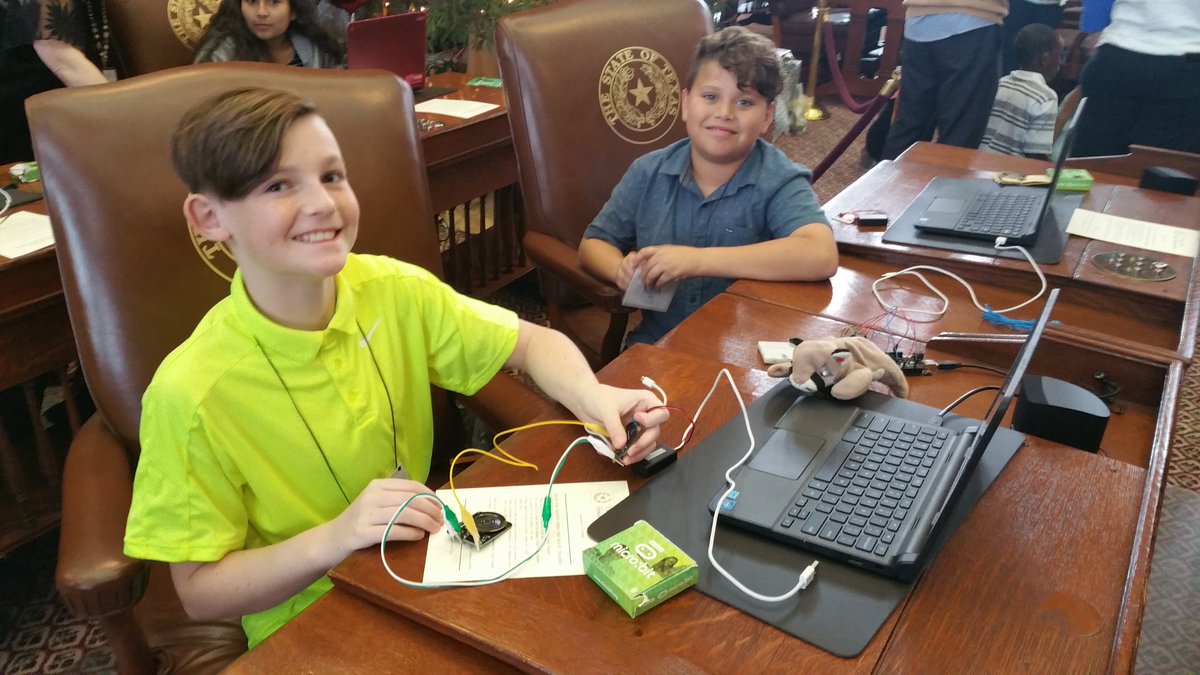 .@AustinISD @Covington_Colts students participate in the @CS4TX #HourOfCode at the @texasgov Capitol using #microbit