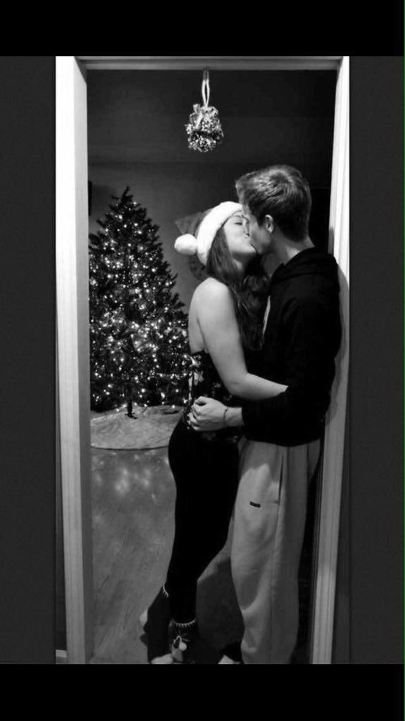 Alextrxm's tweet photo. les couples pendant le mois de décembre vs moi https://t.co/y1dqP2T4aV