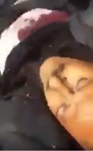 الصور الكاملة من فيديو نشره الحوثيون يظهر علي عبدالله صالح محمولا داخل بطانية بعد قتله بالرصاص ( 30 صورة )