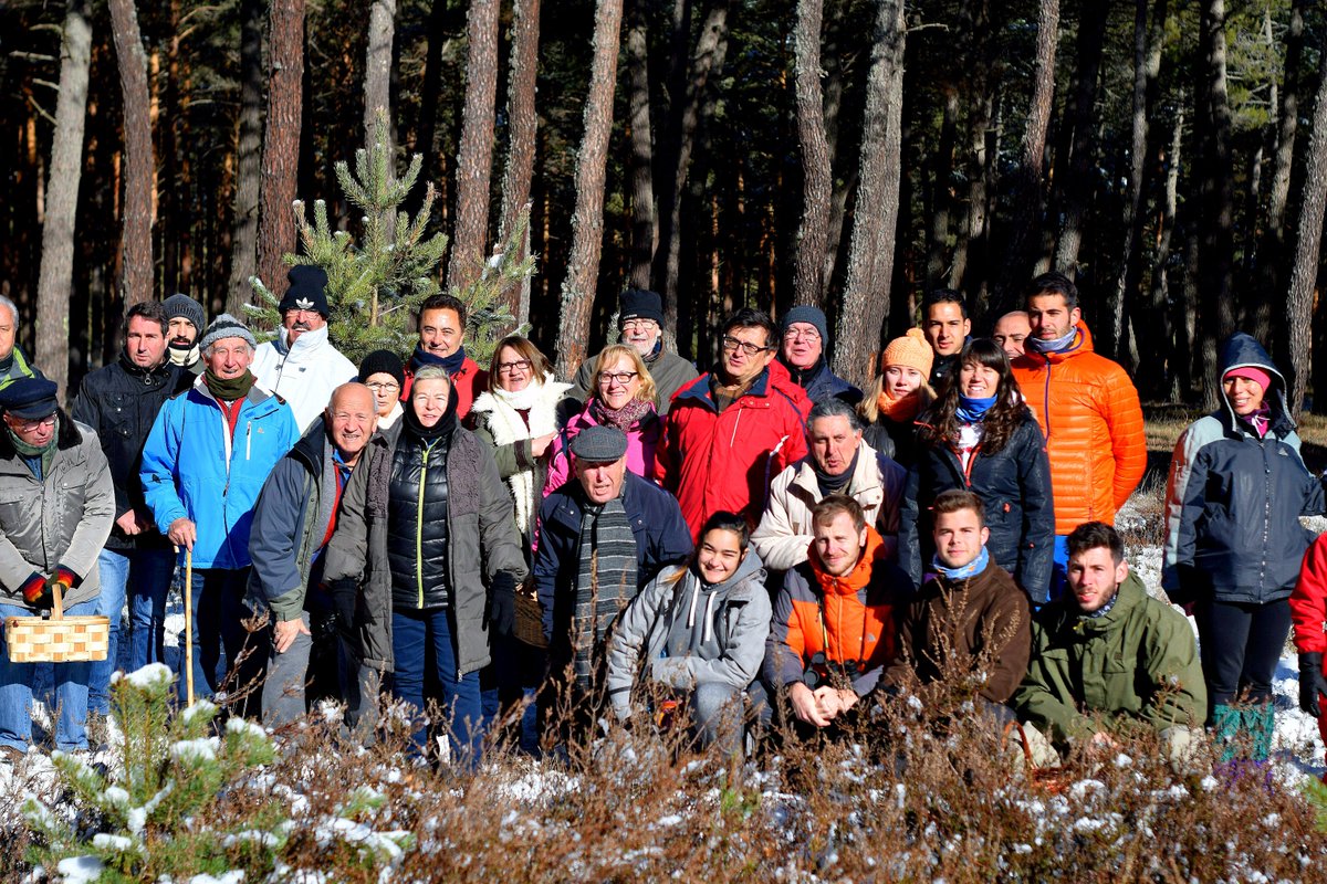 Algunos de los 50 felices participantes de todas las edades en el Viaje de Prácticas de las XXVIII Jornadas Micológicas Agroforestales con el prof. Oria de Rueda. <a href="/JuanAndrsOria/">Juan Andrés Oria de Rueda de Salgueiro</a> #JornadasMicologicas #SemanaMicologicaPalentina #Palencia #setas #trufas