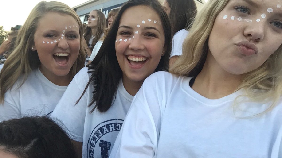 katiebarnthouse's tweet photo. Happy Birthday Emma!! Hope you have a great day pretty girl!!💗💗 https://t.co/jNLMhAEEBF