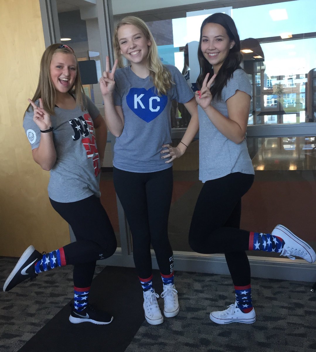 katiebarnthouse's tweet photo. Happy Birthday Emma!! Hope you have a great day pretty girl!!💗💗 https://t.co/jNLMhAEEBF