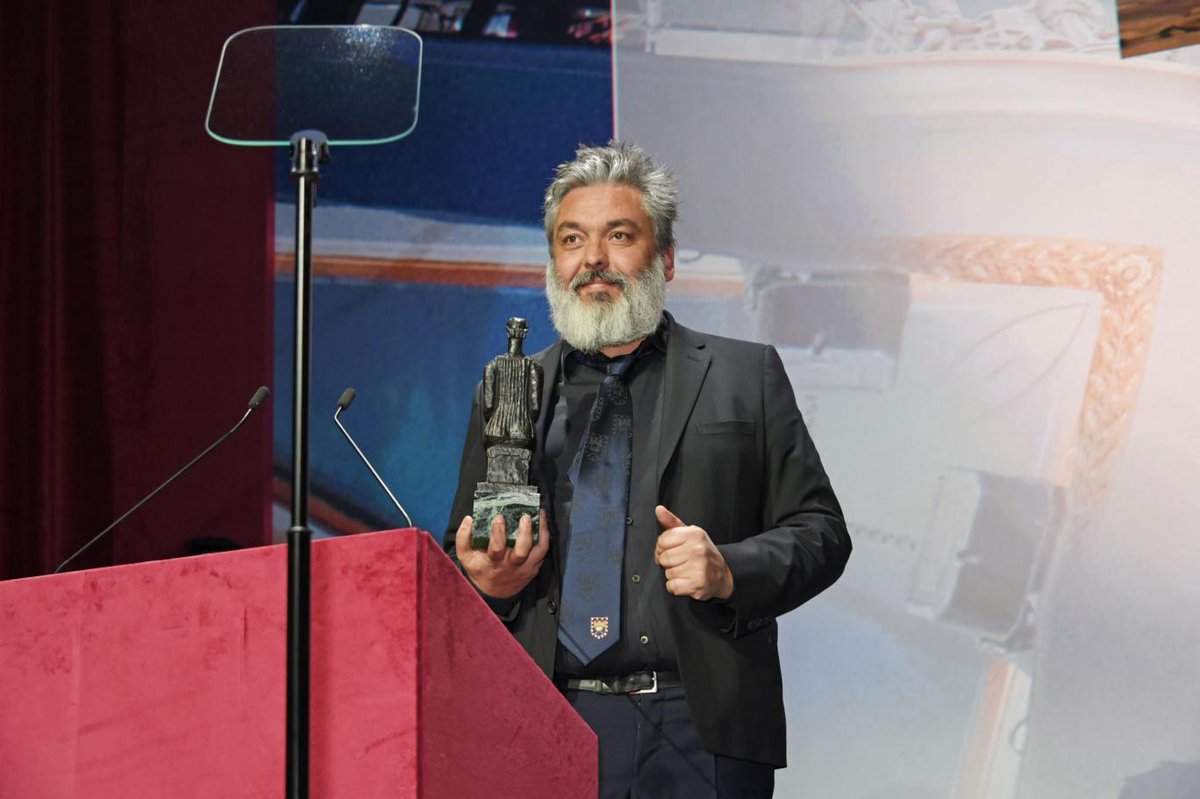 NealStProds's tweet photo. And of course masses of congratulations to #JezButterworth & @TGlynnCarney and all of the absolutely amazing team behind @theferrymanplay
We are full of admiration & so pleased to be working with you all! #TheFerryman #ESTheatreAwards #BestPlay #BestDirector #BestEmergingTalent https://t.co/3JQiRpmj1K
