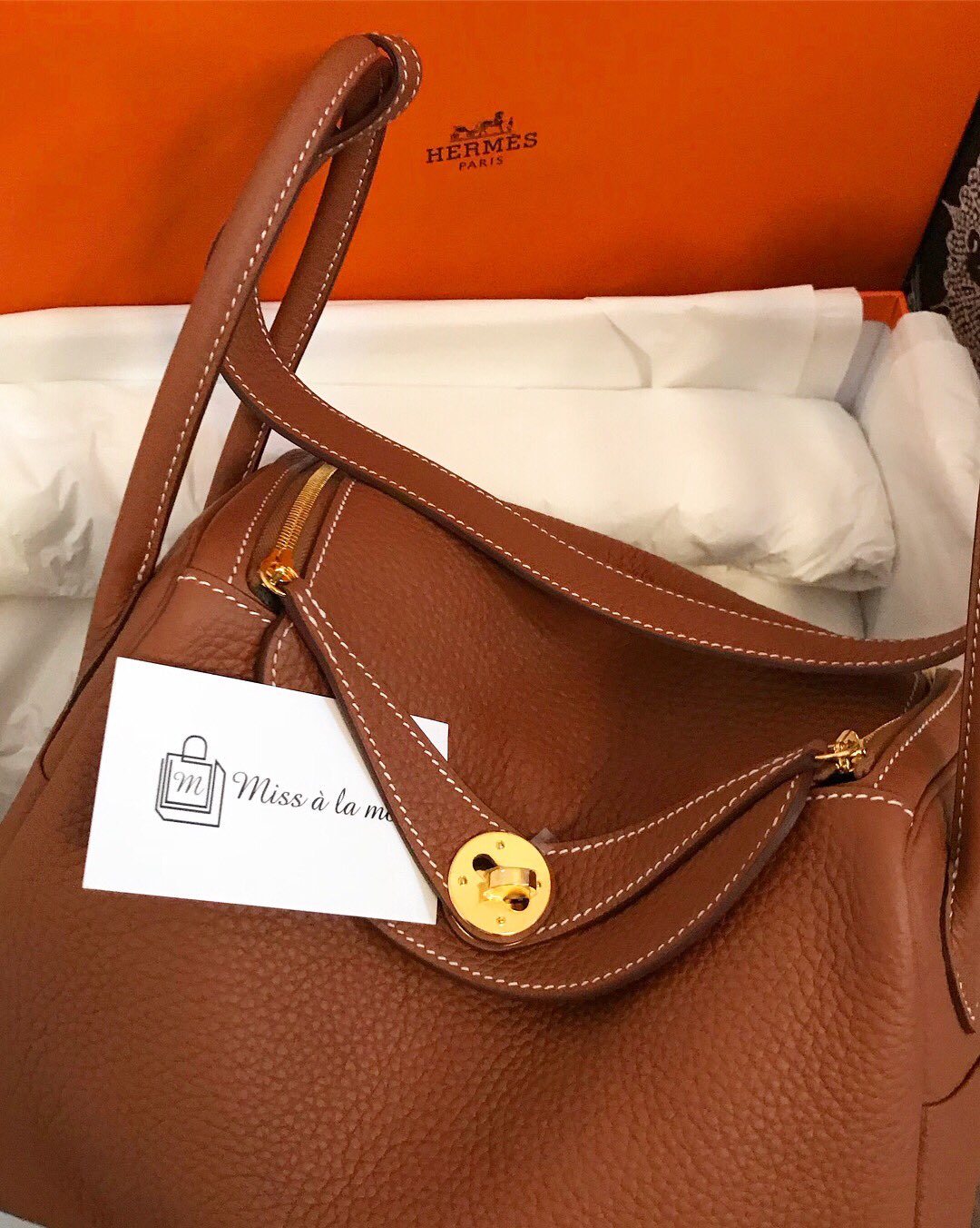 Miss à la mode on X: This Limited edition Hermès Lindy 26 Verso in Gold /  Rouge Tomate in Clemence Leather with Gold Hardware is off to a lovely  client in Qatar.