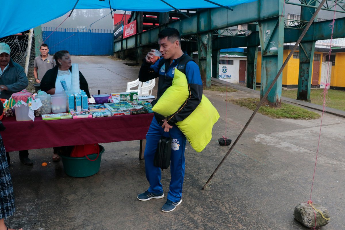 SamChun_informa's tweet photo. FÚTBOL - El plantel del Cobán Imperial están de vuelta en tierras cobaneras, se notaban bastante cansados luego del viaje. Los señores Edna Marisel Lemus y Edwin Macz les regalaron jugos a algunos de ellos, para que se recuperen luego de lograr clasificar a semifinales, indicaron https://t.co/g5FDg4Icyg