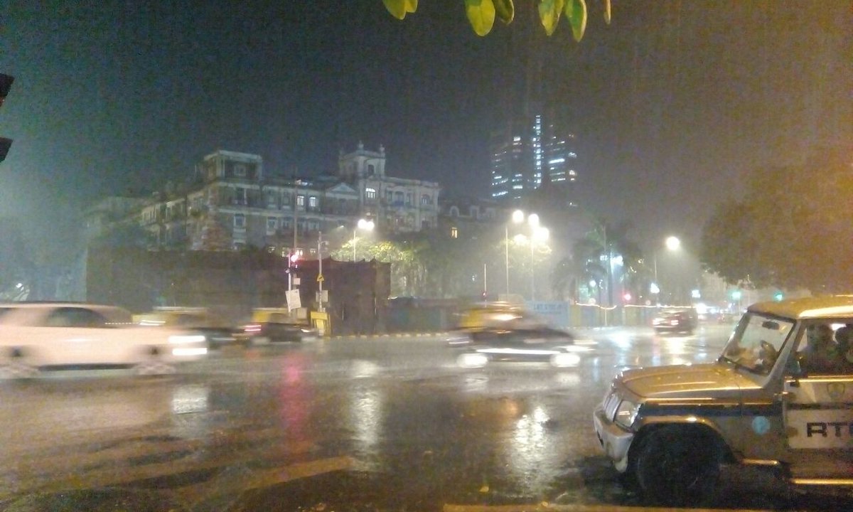 #Mumbai #City witnesses quick heavy showers in its #Fort area #SouthMumbai #SouthBombay #FloraFountain #MumbaiRains #Rainfall