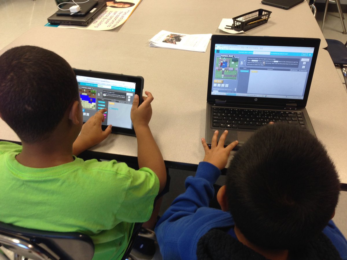 TeamMedeFede's tweet photo. Hour of Code in the STEAM Lab!#HourOfCode #nhcs #CHEShc https://t.co/3PgkJXSXaC