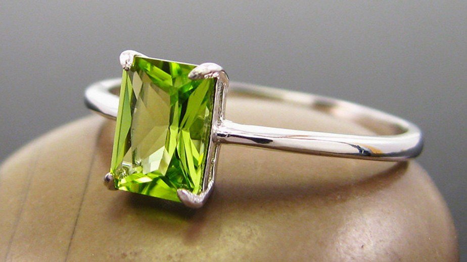 ring_designer's tweet photo. Third installment from our #affordablejewellery blog! This time a gorgeous Peridot ring from Mismatched Earrings on Etsy ❤️ https://t.co/JCa4EMryCM