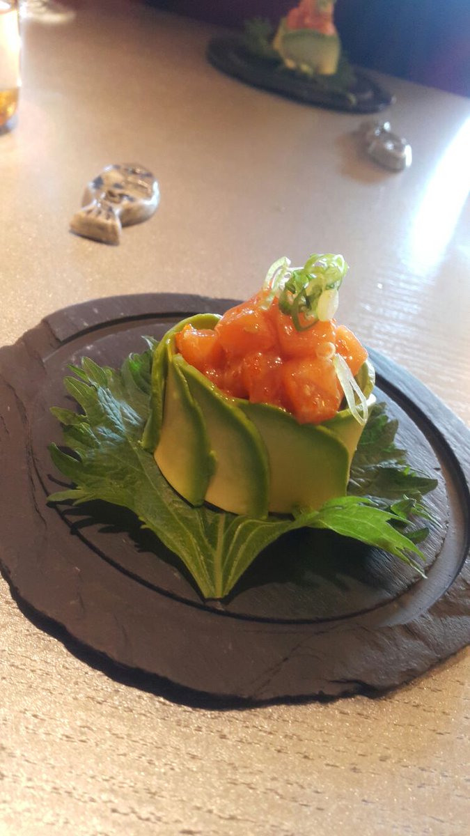 Tarta de salmon con aguacate espectacular en <a href="/KaButoKaji/">KaButoKaji</a> #nuevacreacion <a href="/EVernacci/">Eric Vernacci</a> <a href="/Merycool/">Mery</a> @jonhyduck <a href="/joselasliebana/">Jose Luis Liébana</a> #Japan #sushi #fusion #salmon