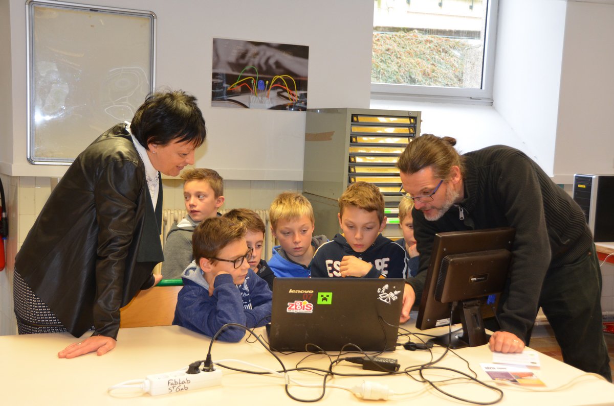 EcoleSaintGab's tweet photo. #TransitionNumérique C'est parti pour une semaine de découverte du GabLab' pour nos collégiens et secondes, accompagnés par l'équipe du @zBis85 @LeChaudron_io et nos facilitateurs ! https://t.co/pLV2wKogRC