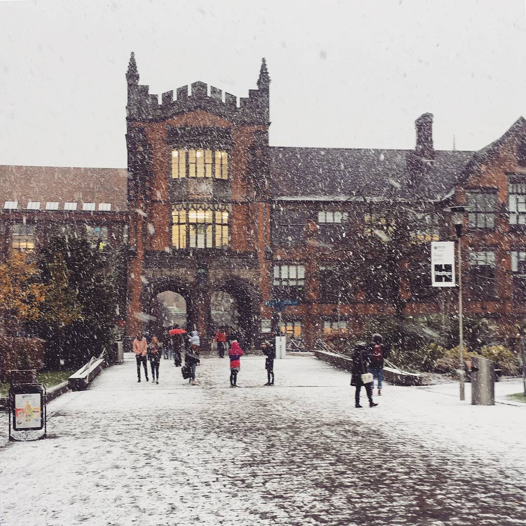 _HelloStudent's tweet photo. Christmas on campus🎄 #NewcastleUni #UniLife #HelloStudent #SnowIsFalling https://t.co/HvY2Ffe84m
