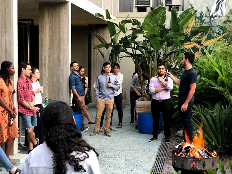areatres's tweet photo. ¡Así vivimos la última edición del Friday's on Fire del año en #A3ElSalvador! Tomamos, comimos, escuchamos música e iniciamos el ciclo de presentaciones breves con Pablo de @coderhouse y Sebastián de #ClickyPass. #ComunidadA3 https://t.co/Xb8hofo8cD